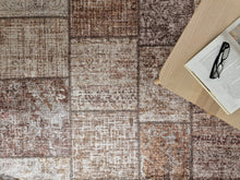 Amber Patch Taupe - Tvättbar Matta - K/M Carpets | Mattfabriken