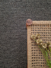 Gåsöga Svart - Ullmatta - K/M Carpets | Mattfabriken