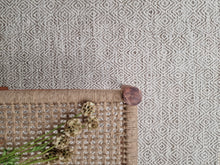 Gåsöga Mörklinne - Ullmatta - K/M Carpets | Mattfabriken