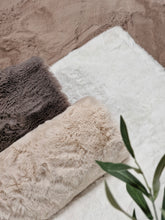 Heaven Deluxe Vit - Matta med pälskänska - K/M Carpets | Mattfabriken