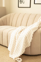 Pläd Stripe Creme - Pläd med Randstruktur - KM Home | Mattfabriken