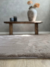 Heaven Deluxe Taupe - Gångmatta med pälskänsla - K/M Carpets | Mattfabriken