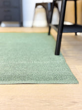 Hilma Plain Grön - Plastmatta - KM Home | Mattfabriken